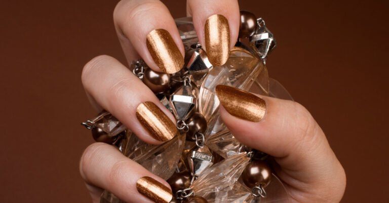 20+ Brown Aura Nails Going Viral on TikTok 1 Brown Aura Nails: brown nails with glitter